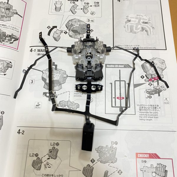 お腹というか腰の辺りで苦戦して、午後ずっと格闘してたのにこの時間でここまで ( ꒪⌓꒪)３枚目の写真の段階ではスタートでパーツの向き間違えてます(இ௰இ`｡)動画見ながら分解してやり直したらなんとかなったぞい...。ランナーから切り離したパーツだけはめて寝よう（笑）明日以降の自分へ引き続き頑張れ〜(*」>д<)」ォｰｰ!（3枚目）