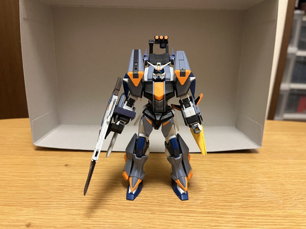 機体名:ミラージュデュエルブリッツガンダム全高:17.50m重量:75.08tデュエルブリッツガンダムが、背部と後腰部のアサルトシュラウドを交換し、新装備「トリケロス極」を装備した強化形態。名前の由来の「ミラージュ」は、ブリッツガンダムのミラージュコロイドステルスから取られている。パイロットは、イザーク・ジュール(IF版)。