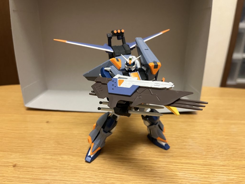 性能見た目は原作のデュエルブリッツから変化が少ないが、実は本体そのものは大規模改修が施されており、性能面は大幅に強化されている。動力源核動力からハイパーデュートリオンエンジンに交換されており、強化前ですら無限に近い稼働時間と高出力を得ていた本機は、出力が大幅に強化されている。コックピット強化前と同じく、ザクウォーリア等のニューミレニアムシリーズのものが流用されている。機動力･スピード総合的な機動力は大幅に強化されており、旧ジャスティスガンダムと同等以上に高まり、大気圏内での単独飛行が可能となっている。重量こそ強化前より増加したが、追加された背部ウイングを展開する事で、大気中で大きな揚力を得られる。本体側の背部スラスターも大幅に強化されており、地球環境下を自在に飛び回れるほどの推進力を生み出す。これらの背部のウイングとスラスターは、特に大気圏内における加速性能と機動力を大幅に高める(宇宙空間でも問題なく使用可能)。防御力･耐久性引き続き装甲は、VPS装甲を採用されており、実体兵器に対して高い防御力を誇る。また、アサルトシュラウドは、戦闘中に任意でパージできる。攻撃能力について詳しくは後述の武装を参照。