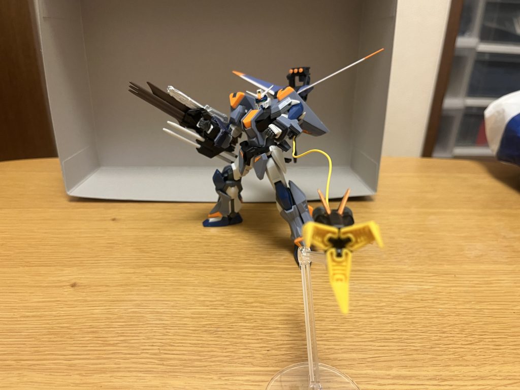 武装強化前の武装は全て引き続き使用可能。75mm対空自動バルカン砲塔システム「イーゲルシュテルン」強化前と同一の武装。攻盾システム「トリケロス極」本機の新たな主兵装として、右腕部に装備された複合兵装であり、かつてブリッツの主兵装だったトリケロスを強化したもの。ラミネート装甲製の大型シールドの裏には、ビームライフルとランサーダートが搭載されているだけでなく、さらにはミラージュコロイド発生装置も内蔵している。武装の素早い切り替えを特徴としており、対象に応じてビームと実弾を切り替え、敵に接近されればシールドとサーベルを駆使して対応が可能。本機の場合、右腕以外にも武装を豊富に揃えており、本武装の喪失による戦闘能力の低下もある程度は抑えられており、本装備とは別で完備されたライフルとビームサーベルを左手で駆使すれば、本装備で身を隠して防御しながら、射撃戦と格闘戦も難なく行える。大型兵装でありながら、後腰部に増設したマウントラッチに携行可能となっており、取り回し面も強化されている。大型シールドラミネート装甲材が用いられている為、防御力・耐久性は非常に高く、特にビーム耐性に関しては、密着状態から放たれた大出力ビームを何度も無傷で防ぎ切れるほど。シールド自体もその分厚さに加えて、強度の大幅な補強が施された結果、実弾耐性もかなり高まっており、レールガンやミサイルの集中攻撃を難なく耐え切るほど。シールドの縁は一部が鋭利化されており、これ自体を実体刃としても使用可能で、PS装甲を持たないMSはもちろん、FT装甲を持つMSをも一刀両断できる高い斬撃力を誇る。高エネルギービームライフル中距離用のビーム射撃兵装。ビームサーベル発生器を兼ねており、その砲口はビーム刃を形成可能としている。XM63 超高速運動体貫通弾 「ランサーダートIII」杭状のロケット推進弾であり、強化前のランサーダートIIの強化版。貫通力の高さもあって、FT装甲対策になり得る他、刺さった後に爆発させない事も可能。ミラージュコロイド本機の特殊装備にして、本装備の最大の特徴とも言える。シールド裏面に内蔵されたミラージュコロイド発生装置によって、本機もミラージュコロイドステルスが使用可能となった(逆にコロイドの発生源を兼ねている関係上、本装備無しでは使用不可能)。エネルギー消費が激しいシステムだが、本機は豊富なエネルギー供給と様々な技術改新によって、無制限の稼働時間と高い隠密性を確保したまま飛行可能。ただし、引き続きVTP装甲との併用は不可能。175mmグレネードランチャー装備57mm高エネルギービームライフル強化前と同一の武装で、本形態では主に左手で使用される。主兵装自体はトリケロス極に置き換えられているが、背部にマウントラッチが増設された為、引き続き携行可能となっている。MA-M1600/D2 高エネルギービーム砲強化前と同一の武装で、アサルトシュラウド右肩部装甲上部に格納されたビーム砲だが、レールガンとしての機能を兼ねている。未使用時は後ろ向きに肩に格納されており、使用時は前方へ展開される。取り外す事で、小型のビームライフル兼レールガンとしても使用可能。MA-M99E ビームサーベル マグナセクティオ強化前と同一の武装で、アサルトシュラウド左肩部装甲下部に格納されたビームサーベル。外見は本体バックパックに装備されているものと同じで、使用時には右肩のビーム砲と同じようにグリップが前方に展開する。AIM-627G 自立誘導中距離空対空ミサイル「トーレンス」強化前と同一の武装で、アサルトシュラウド左肩部装甲上部に格納されたミサイルポッド。搭載数が2連装に減らされており、左肩上部の溝にサーベルと縦に並べて格納されている。AIM-654G 自立誘導中距離空対空ミサイル「トーレンスIII」本形態で増設した新兵装であり、アサルトシュラウド背部に増設されたミサイルポッド。上述のトーレンスとは同系統の武装であり、3連装という違いはあれど、性能面は大差ない。XM61 超高速運動体貫通弾 「ランサーダートII」強化前と同一の武装で、右前腕部に装着された貫通力が高い杭状のロケット推進弾。ブリッツのものの発展型だが、本数が2本に減らされている。XM53S ピアサーロック「グレイプニールII」強化前と同一の武装で、左前腕部に装着された有線ロケットアンカー。ブリッツのものの発展型で、前部の鋭い三本のクロー、後部の推進装置も踏襲している。