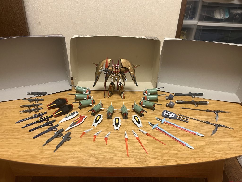 特殊能力・最大の特徴デッドハートシステム本機の最大の特徴と言える特殊能力であり、「敵からの強い攻撃に打たれると、その敵を上回るように、本機の攻撃力と防御力を強化する」というもの。感情によって戦闘能力を強化できるホープシステムと類似する、シンプルだが非常に強力なものになっている。ただし、あくまでも強化できるのは「攻撃力と防御力だけ」であり、ホープシステムのようにスピードや反応速度は強化できない。超光波による大爆発本機から黄金の超光波を放って、辺りが一瞬にして焦土と化すほどの大爆発を引き起こす特殊能力。その破壊力は凄まじく、通常装甲のMSは勿論、PS装甲やナノラミネートアーマーを搭載したMSをも複数機まとめて撃破してしまうほど。さらに、シン自身の高い操縦技術と強靭な精神力によって、「巨大な光弾や破壊光線をマニピュレータから放つ」という応用技が可能となっている為、原作のデスティニーガンダムの独自装備「パルマフィオキーナ」とほぼ同じ要領で扱える(あちらと同じく、パイロットの発想次第で様々な応用が可能となる)上、威力面でもあちらを遥かに上回る。また、ビーム射撃に分類されない為、FT装甲をも破壊可能となっている。ヨモツシステムプロトタイプにおける最大の欠点だった特殊能力。パイロットの生命力を吸収し、強大なエネルギーに変換する事で、絶大な戦闘能力を引き出す機能で、強大な性能と引き換えにパイロットの生命力を削り続け、いずれは死に至る危険性を孕む。しかし本機では、その必要な生命力をハーデスシルエットのエネルギー変換炉から生成されるDG細胞で代用した事で、欠点を完全に克服している。DGサモンウエポンシステムプロトタイプから引き続き使用する特殊能力であり、手持ち武装を内部に粒子化して収納し、必要に応じて武装を手元に召喚できるシステム。さらに、背面にこれらの幾つもの武器を召喚して展開・射出することができ、召喚した武器を浮遊・突撃・射撃させたり、ドラグーンシステムのようなオールレンジ攻撃を可能にしている。本機の場合、召喚できる種類と上限数は以下のように増えているのが特徴。ミョルニル×2超高初速防盾砲×1ニーズヘグ×2トーデスブロック×2ビームランス×1機動兵装ポッド×10ビームライフル(宇宙戦特化型)×2ビームライフル(地上戦特化型)×2ビームライフル(空中戦特化型)×2ビームライフル(汎用性重視型)×2ビームライフル(高出力重視型)×2機動防盾×2空力防盾×1巡航機動防盾×1アンチビームシールド×3フラッシュエッジ2 ×6アロンダイト×2