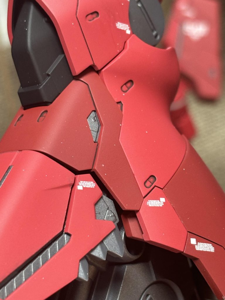 好きな機体なので、途中までなるべく丁寧に頑張っていたのですが、フィニッシュムーブした後、テンションナイアガラ急降下の一番ショックだった、白い無数の点々出現…。最後の最後艶消し吹いたらこの有様…。過去にも何度か艶消しは使用してるので、いつもの如くやったら無事死亡。原因究明中ですが、どなたか同じ症状になったことのある方いらっしゃいましたら、アドバイス頂ければ幸いです😭最終的には爪で引っ掻いたら取れたのですが、全部やるのは到底無理なので、目立つところのみ削りました…。