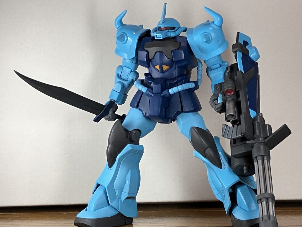 工作は肩スパイクのニードルとヒートサーベルの先端を尖らすくらいで、他はゲート跡処理したくらいです。その為ヤスリがけ大分適当感でてます