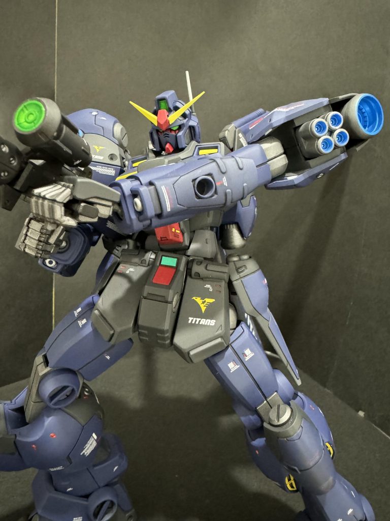 メガビームライフルは肩の引き出し機構のおかげでガッチリ両手で持てます。