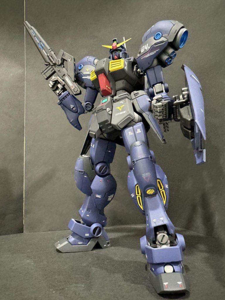 コンセプトが1号機とカブってるからダメ（笑）という理由で没ってましたが、極秘裏にプロトタイプは作っていた所、裏取引でシーマ様へガーベラテトラとなって渡ったMSです。ガンダム開発計画丸ごとティターンズに接収された設定で1〜3号機もあります。 塗装中にブレードアンテナを紛失…FAガンダムの余剰パーツを無理矢理取り付けました。意外と上手くおさまってくれました。