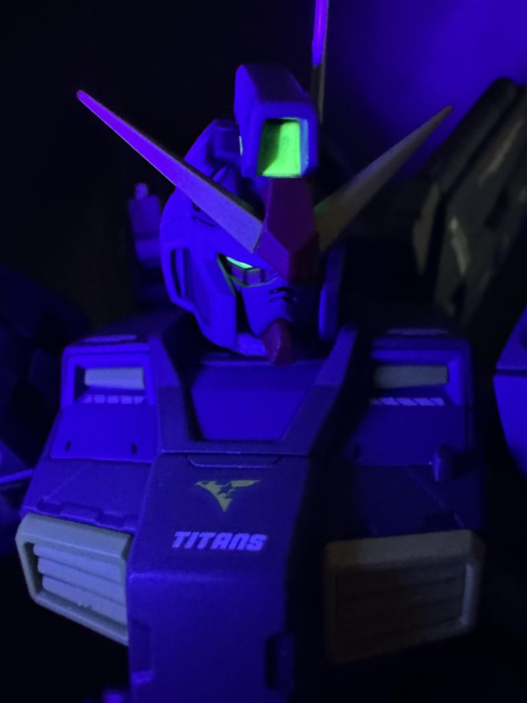 今回もブラックライトでビコーンです。