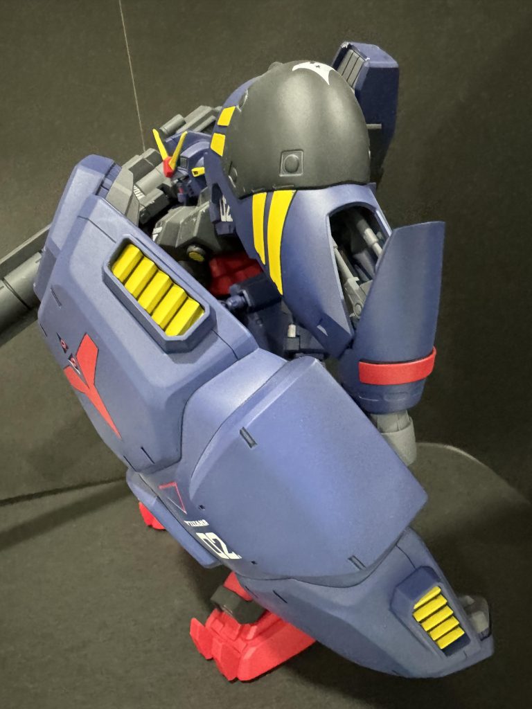 皆さんご存知の通り、シールドが重すぎで保持できません。手で握ろうとすると指が持っていかれます。肩のバインダーも重みで徐々に垂れ下がってきます。