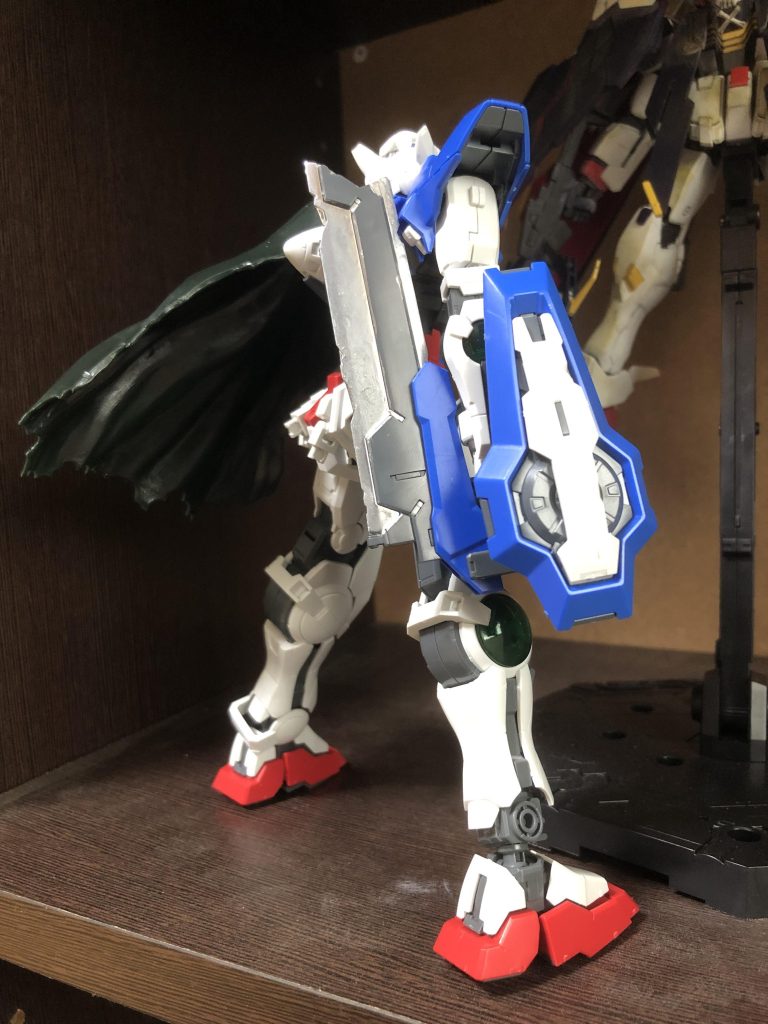 組み立てただけ(GNソードのみ塗装済み)でも既にボロボロ具合はしっかり再現されてますね。