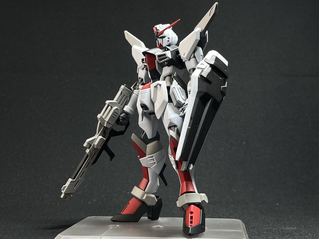 サキモリ本体。イモータルジャスティスの鶏冠や腰の突起を外し肩をインフィニットジャスティスの物に交換。カラーリングはM1アストレイやムラサメと同じ系譜のカラーに。武装は･高エネルギービームライフル×1･頭部バルカン砲･ビームサーベル×1･脚部ビームサーベル×2･シールド×1 オーブ国防軍パイロットにあの蹴り技を習得している人が居るか不明ですが、脚部ビームサーベルはオミットされてません( 'ω')