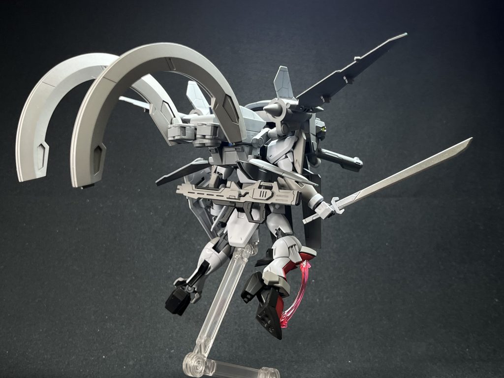 後ろ姿ビルドブースターにSEED関連バックパックのパーツを違法増築したので結構大型に。大型になったおかげでこの中に１〜２名乗組員が登場してても良いかなと思えるようになりました。レーダーユニットの｢ハゴロモ｣は天女の羽衣から名前を頂いてます。あの国のネーミングって日本の神話等からきてるしそこは慣例にならって日本の物(？)を使いました。