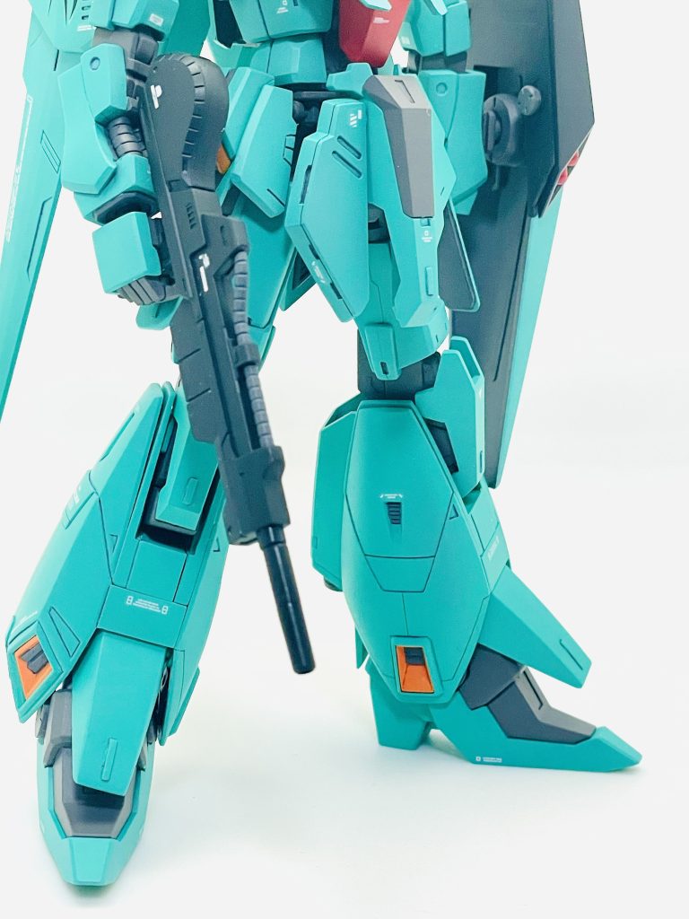 下半身は筋彫りやプラ板などでディテールアップ。