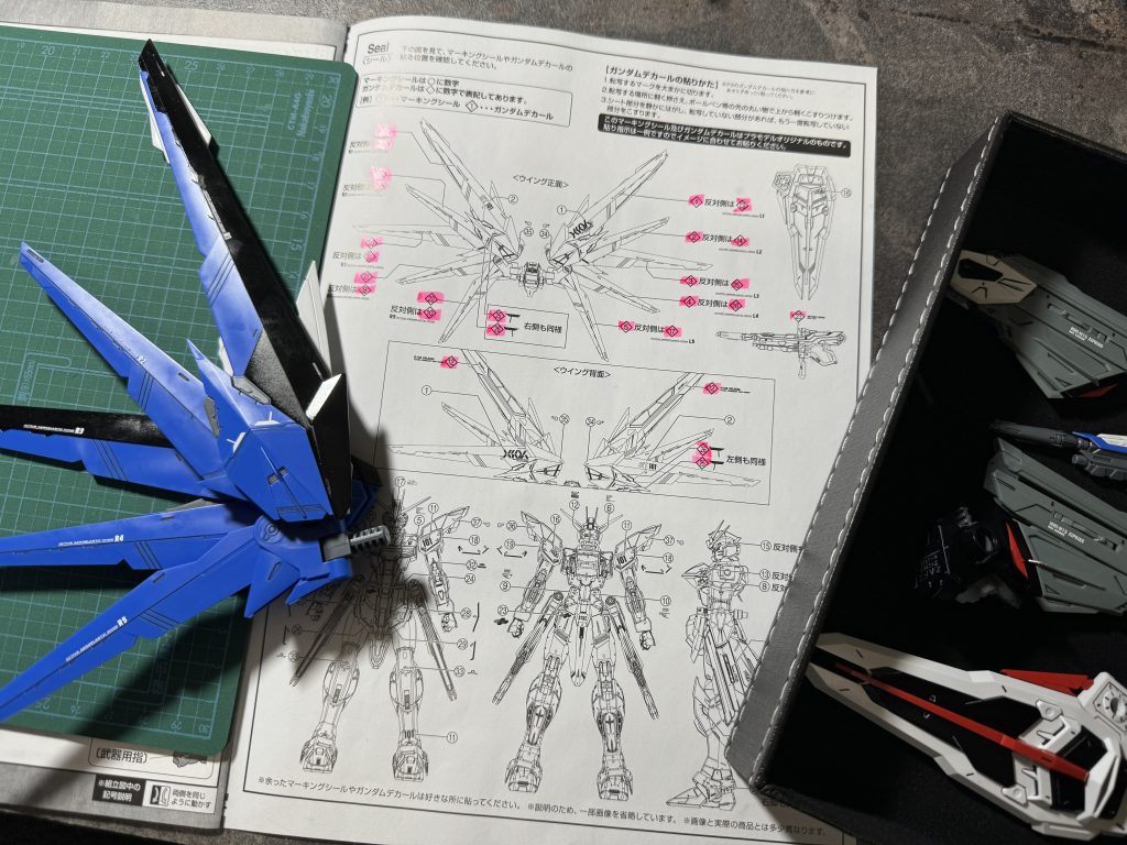 ネイビーの装甲パーツはタミヤカラーのブラックでランナー塗装しました。それ以外は成形色仕上げです。ver.2.0でかなりアレンジが加わって賛否両論あるキットですが、スタイリッシュな造形のおかげで非常にカッコよく仕上がりました…！