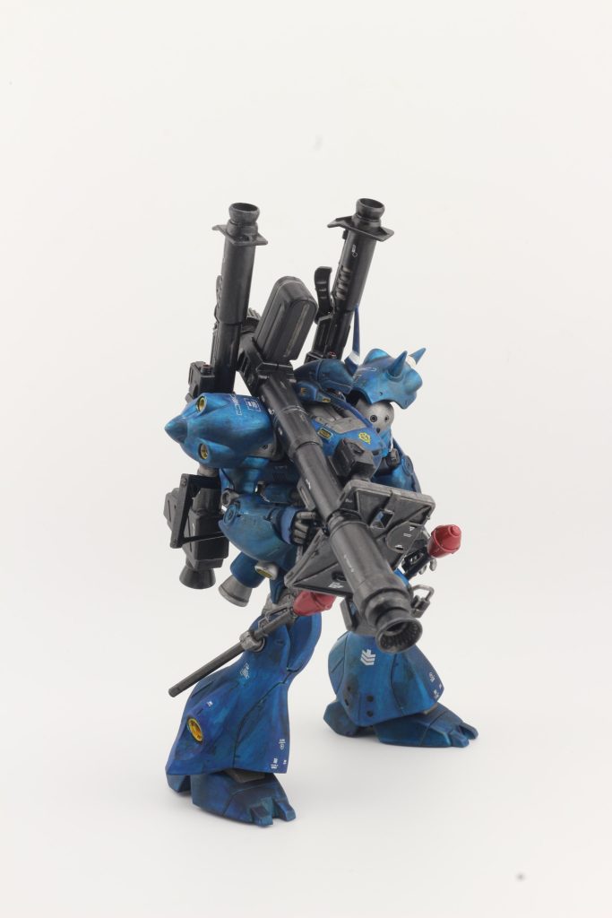 武器類はメタルブラックで統一しています。水転写デカールの後は墨入れもかねてウォッシングをして無光沢トップコートで仕上げです。
