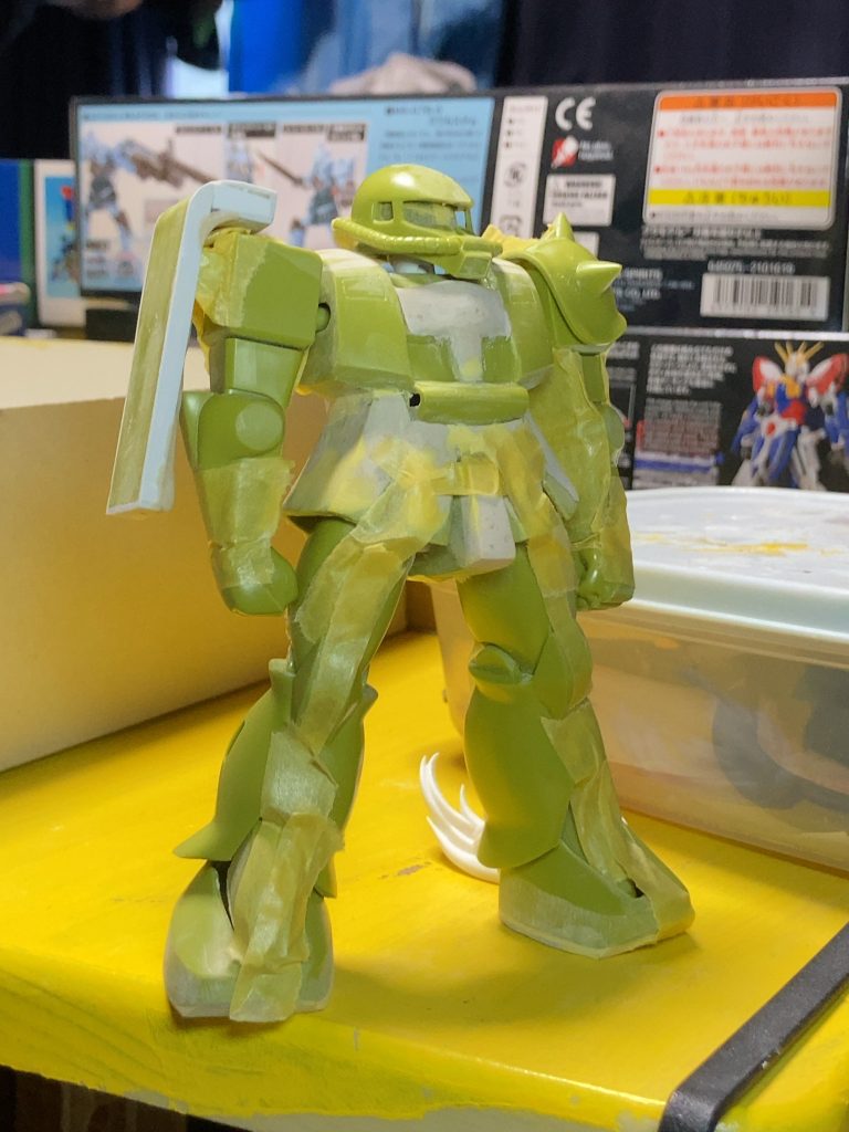 途中画像。力強い体型を意識して肩口を上側にボリューム増しし、首後ろも幅増しして首周りの空間を埋めつつゴツさを上げる意識で改造。靴底も平らになるようランナータグを使ってついでに底上げ。