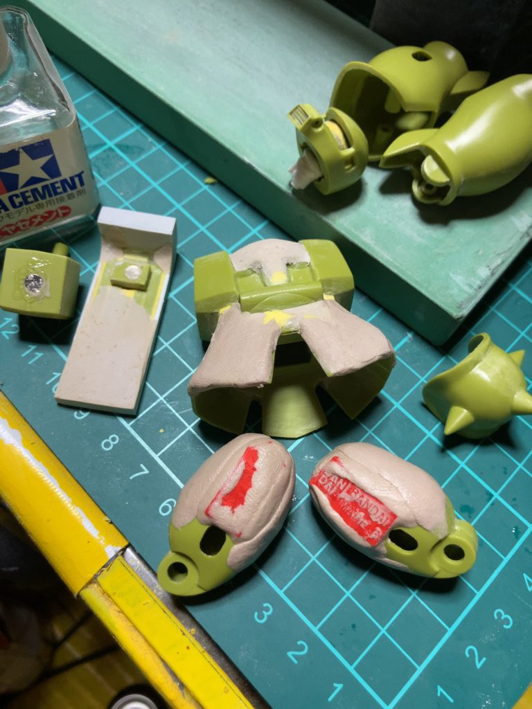 モモはランナータグとパテで太くボリューム増し。脇腹を幅増し。スカートは大きく脚を開けるように切り広げてエポパテで整形。シールドもランナーとパテ併用して大型化し、ネオジム磁石接続に改造。首は関節ワザを仕込みました。