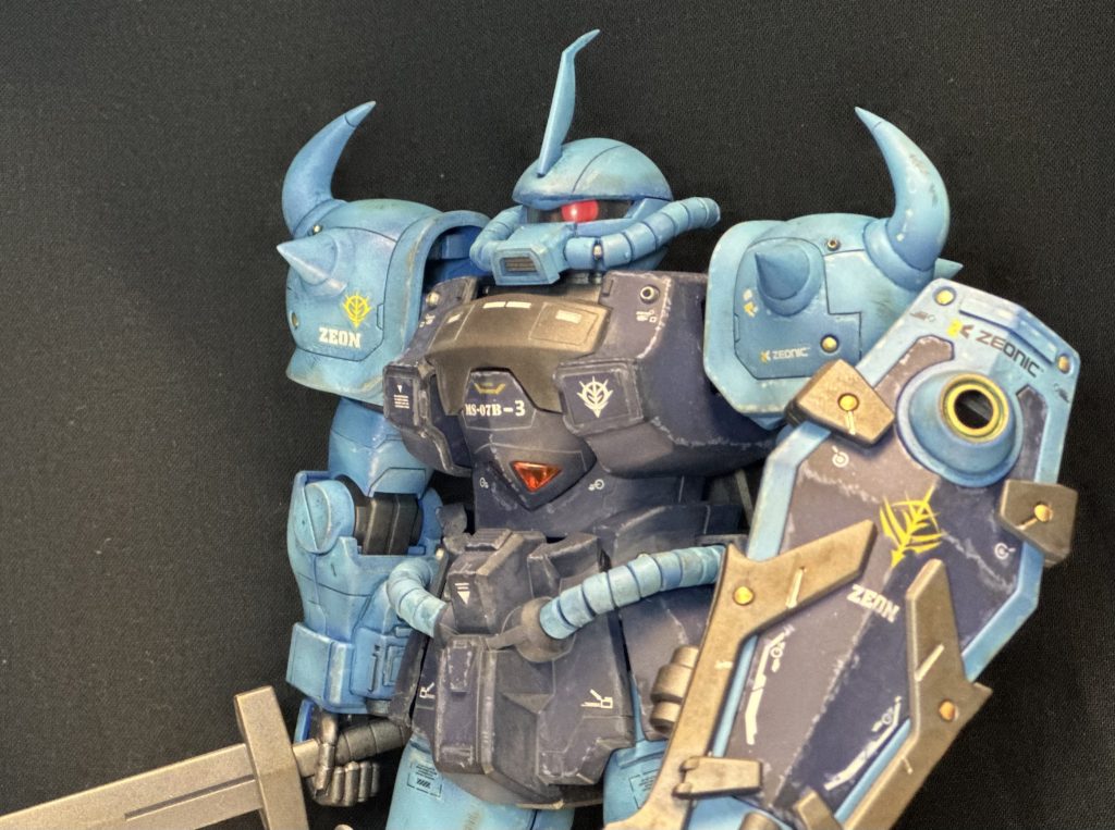 ジオラマに合わせるためにウェザリング。作中で基地防衛戦を何度もしている様に見えたこと、だからと言って目立ったダメージは負ってないと思ったので、市街地戦などで着く擦り傷などをメインに汚してます。