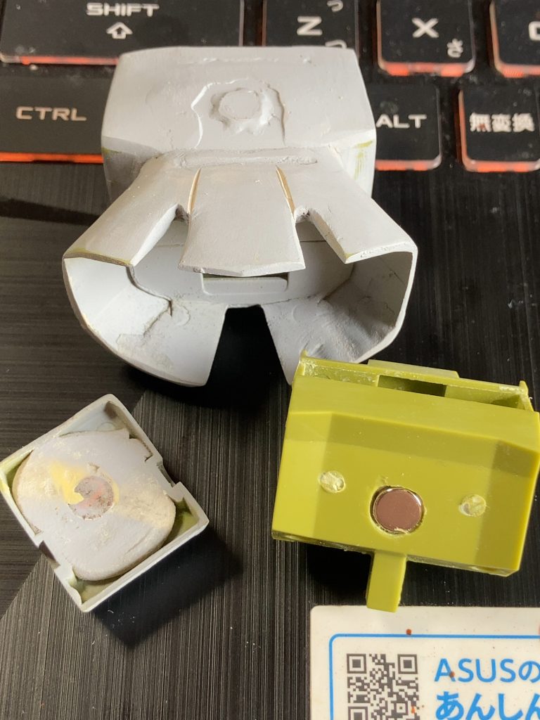 ランドセルはネオジム磁石接続で交換できるようにしました。(制作途中の思いつきでやりました。)