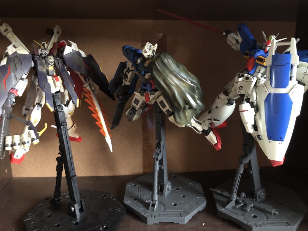 最近作ったMG達。並ぶと圧巻ですな。MGはあと２つほど積んでるけど1/100があと3つあるのでまだまだこのサイズのガンプラが増えるのです‥置き切れるといいなぁ‥