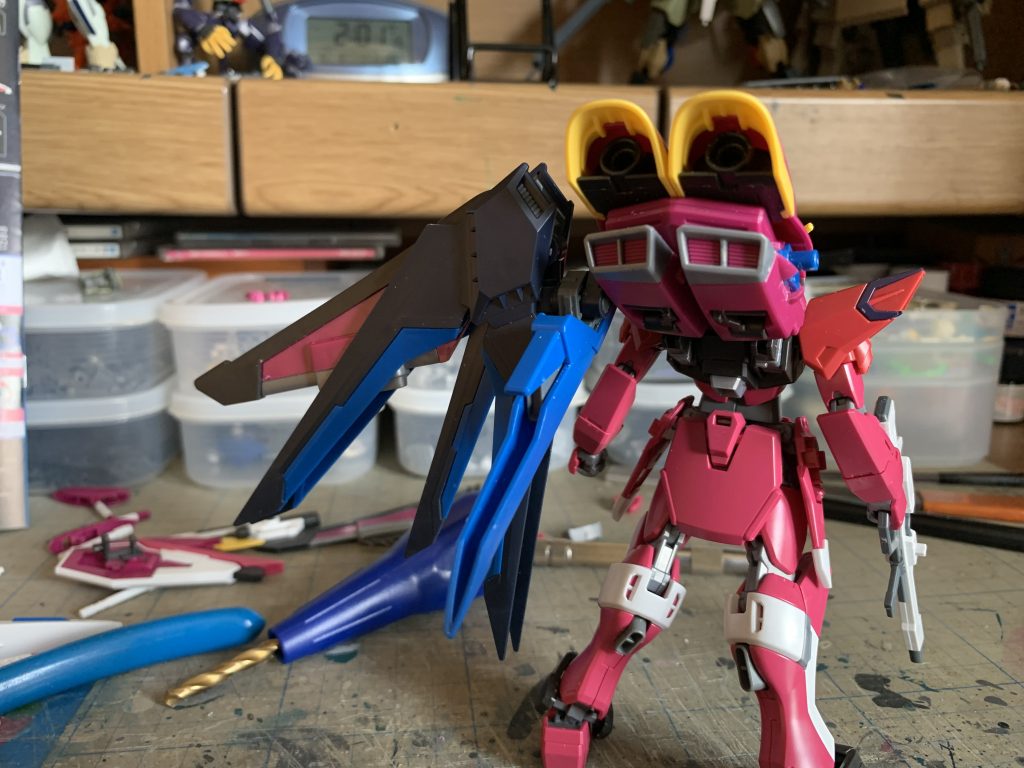 ファトゥムはパーツを切り貼りして左右にライフリのウイングを装着しました。