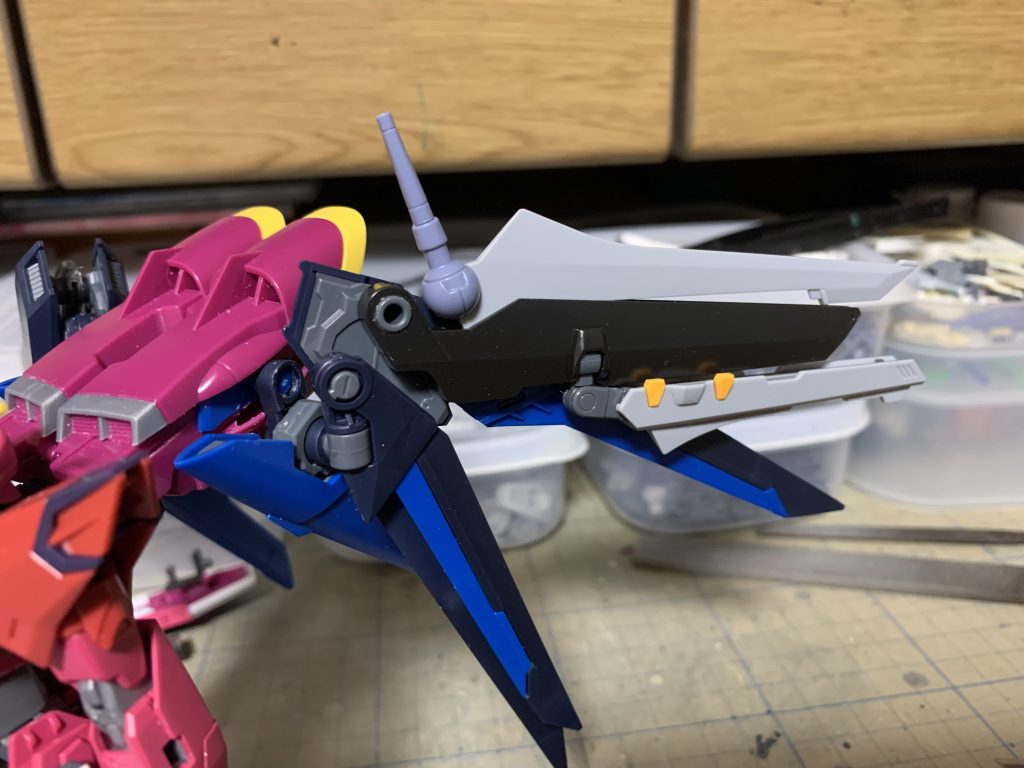 ノワールストライカーのパーツは接続穴を5mmに掘り直せばライフリのウイングにそのまま取り付け可能でした。