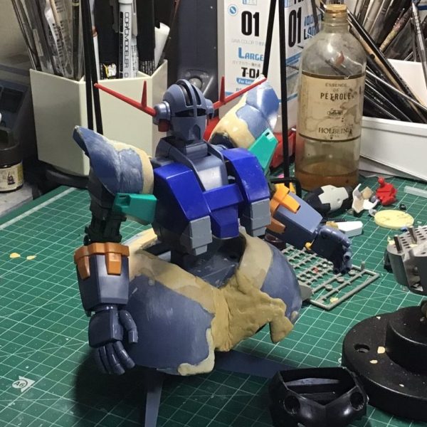 HGジオング製作してます。胴体にパーフェクトガンダムのパーツを流用、ショルダーアーマーとスカートはプラバンとエポキシパテでかなり大きくしてみました