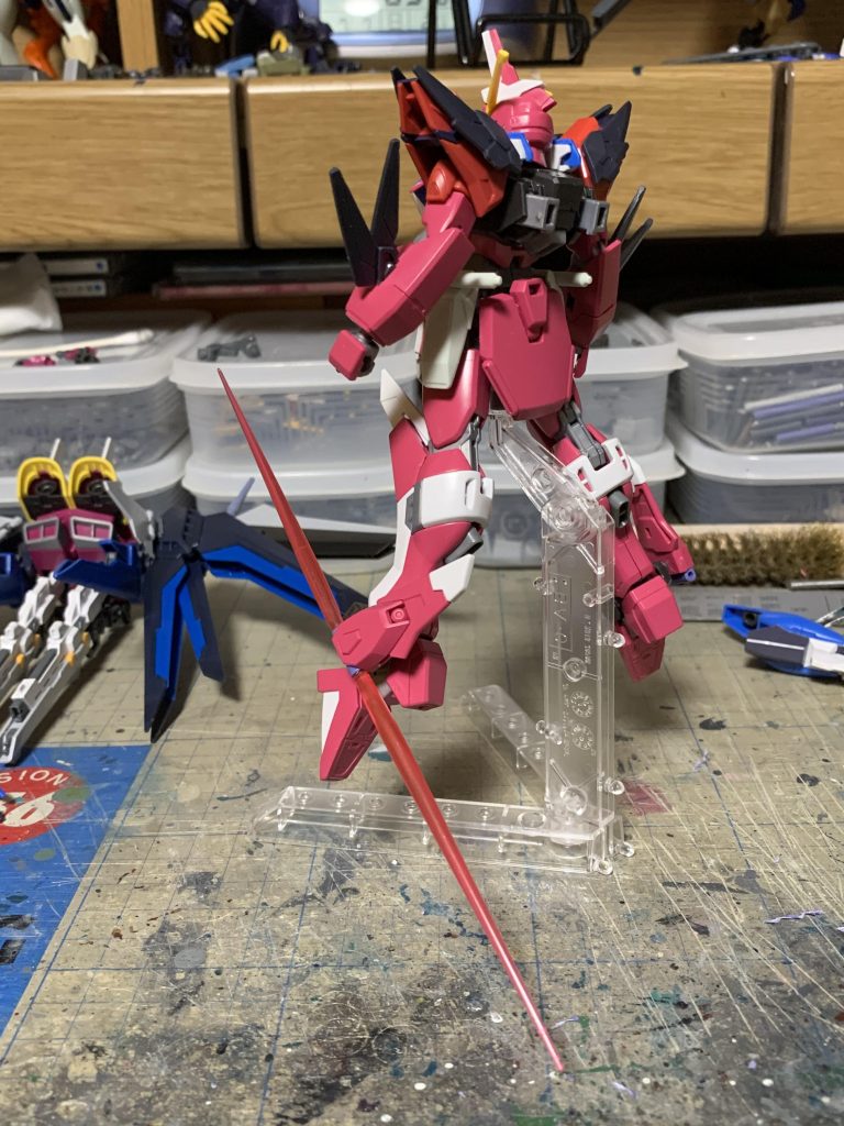 最後に脚部ビームサーベルは唐突にそうしようと思ってそのまま実行しました。これなら踵落としもヤバそうだ(笑)そしていつものようにサフ無し筆塗りで仕上げております。今回はタミヤカラーのロイヤルブルーを基調に以前作ったレシピ不明の緑っぽい混ぜ物塗料を塗りました。何気にSEED系キットでは初の完成品となったのですが、ジャスティスは割と好きな機体なので楽しく製作出来ました。それでは皆様、ご清聴ありがとうございました。