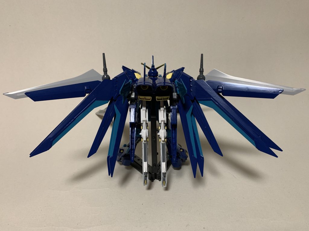 ∞ジャスティスをベースにライフリ、イモジャ、ストライクノワールからパーツをいただいてミキシングしております。大仰な武装を持たせてハッタリを効かせているつもりです。