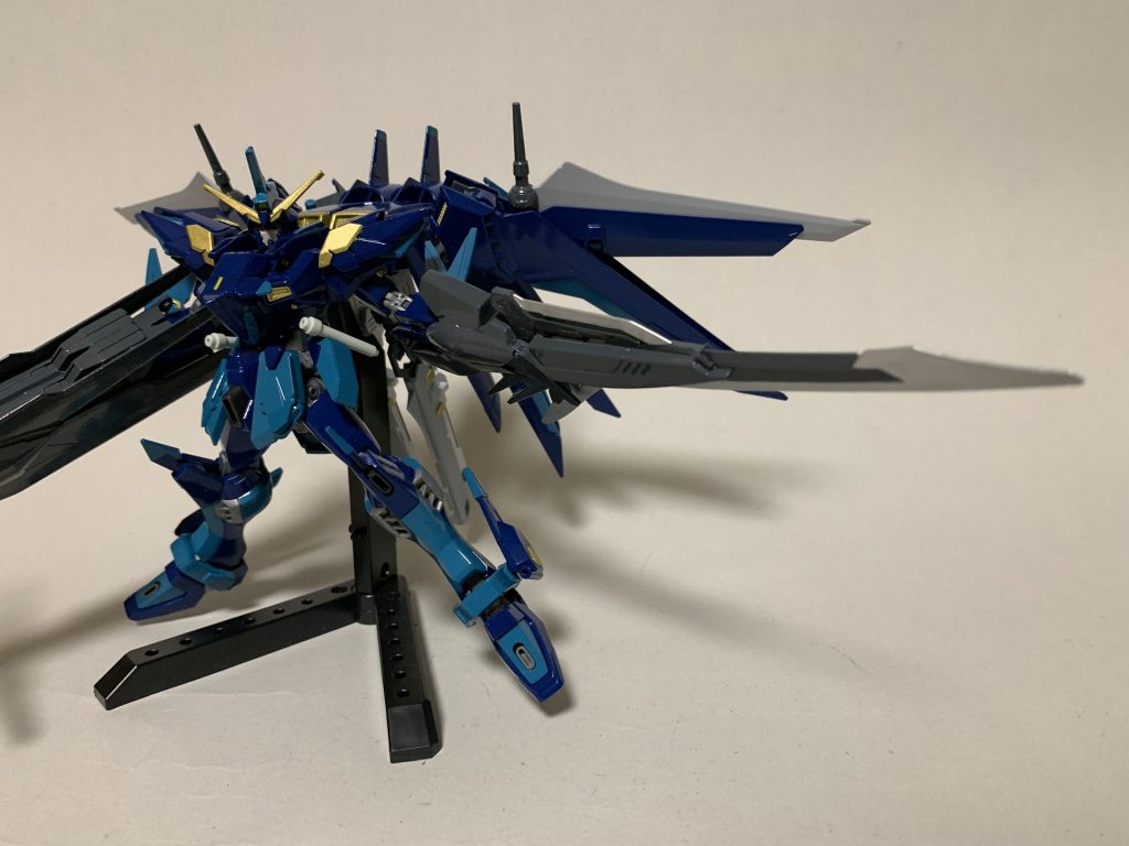 ハッタリ武装その2超振動斬艦刀『アスカロン』ファトゥムの機首とアースリーアーマーの足部分、Gサイフォスのヒートソードにカレトヴルッフなどを組み合わせてます。なお名前に関しては作品違うから被りには当てはまら無いだろうと自分に言い聞かせている模様。