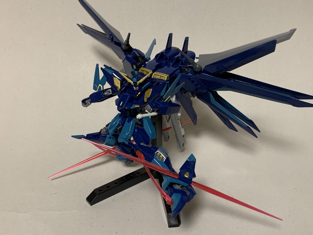 あとジャスティスのビーム蹴りの範囲を拡大する目的で脚部のバインダー状パーツからビームサーベルを発振出来るようにしています。