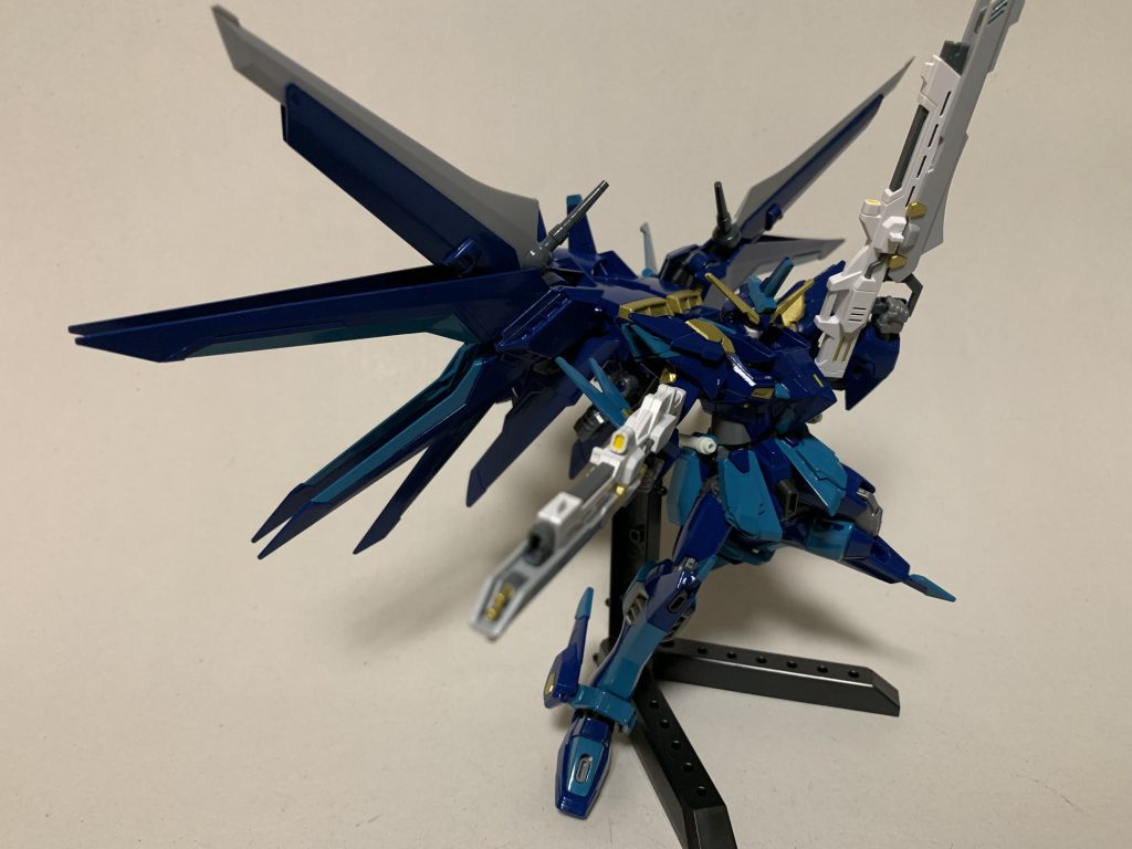 ライフリとイモジャから強奪したビームライフルにストライクノワールのレールガンを組み合わせたもの。ビームと実体弾の撃ち分けが出来るのでなにかと便利。