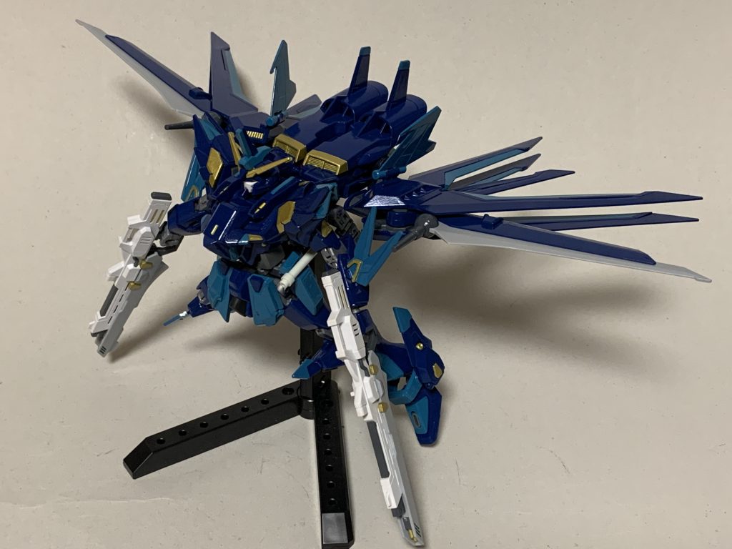 バックパックのウイングは回転稼働するのでフライトユニット的な運用もできます。