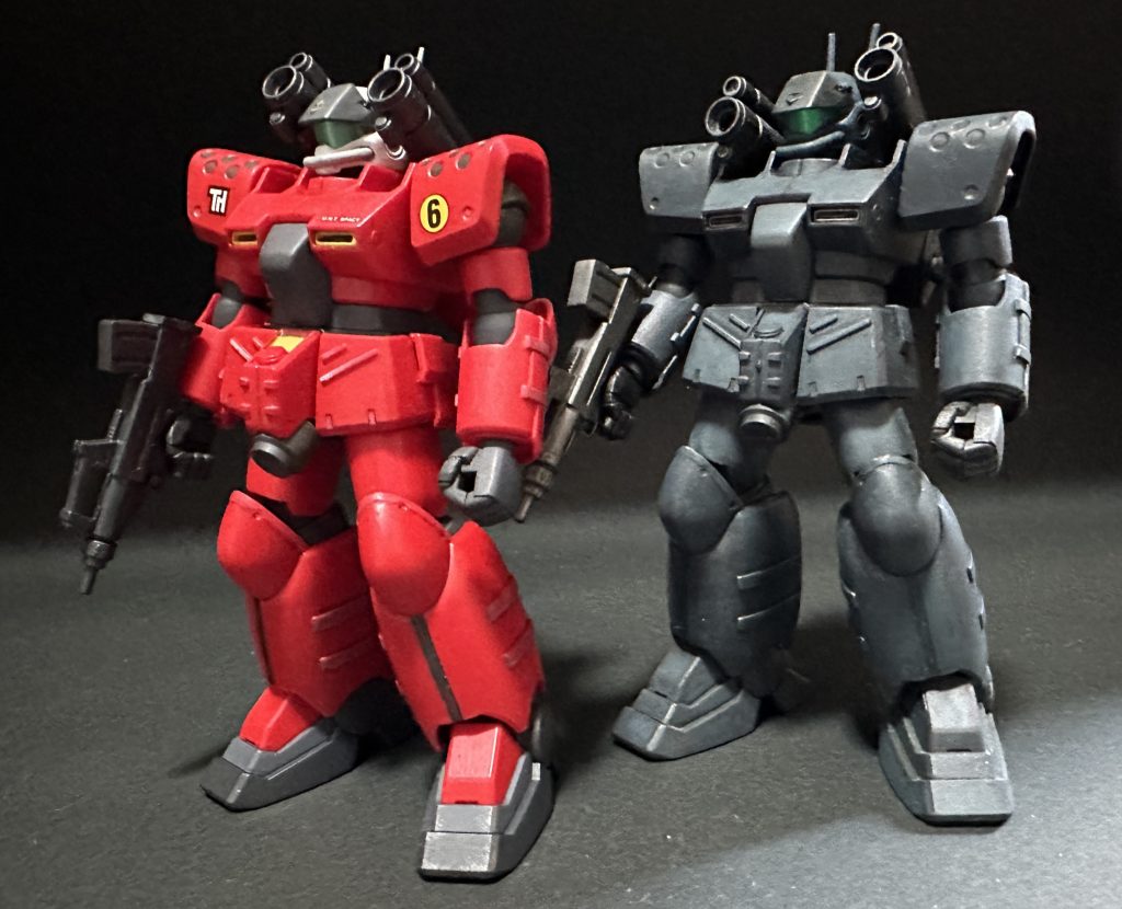 以前作った通常カラーのものと並べて。短いキャノンの量産型、好きですね。プラモデル完成品　2024 その52、53