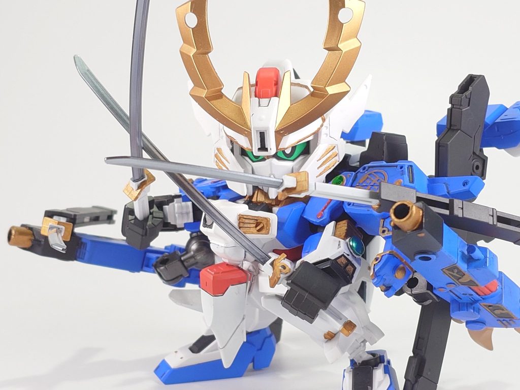 かなりの重武装ですが接近戦もお手の物、鞘と大砲を合わせた4刀流です