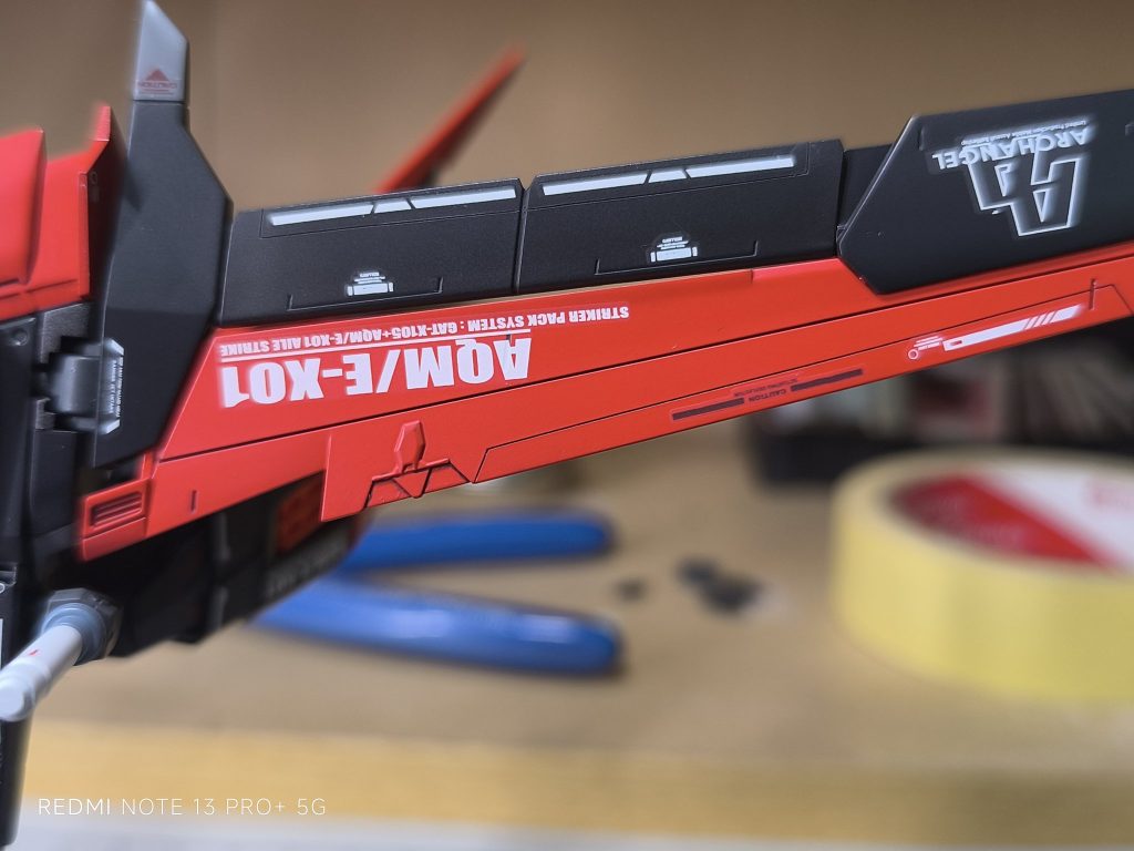 制作工程はスマホでの写真になりますのでテキトーに見ていただいても大丈夫です~!フライトユニットは左右対称(であってほしい)スジボリを追加してみましたー