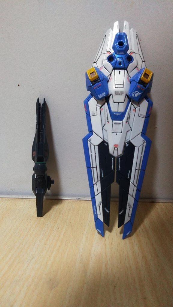 ビームライフルは、ビーム偏光が有る感じに色分けをしてます。今回は、PS樹脂になやまされながらの、制作になりました。部品の精度で、素組みは関節ユルユルだったのが、固くする為塗膜付けたり　スジ彫りをした所が、脆くなったりしながらの制作になりました。