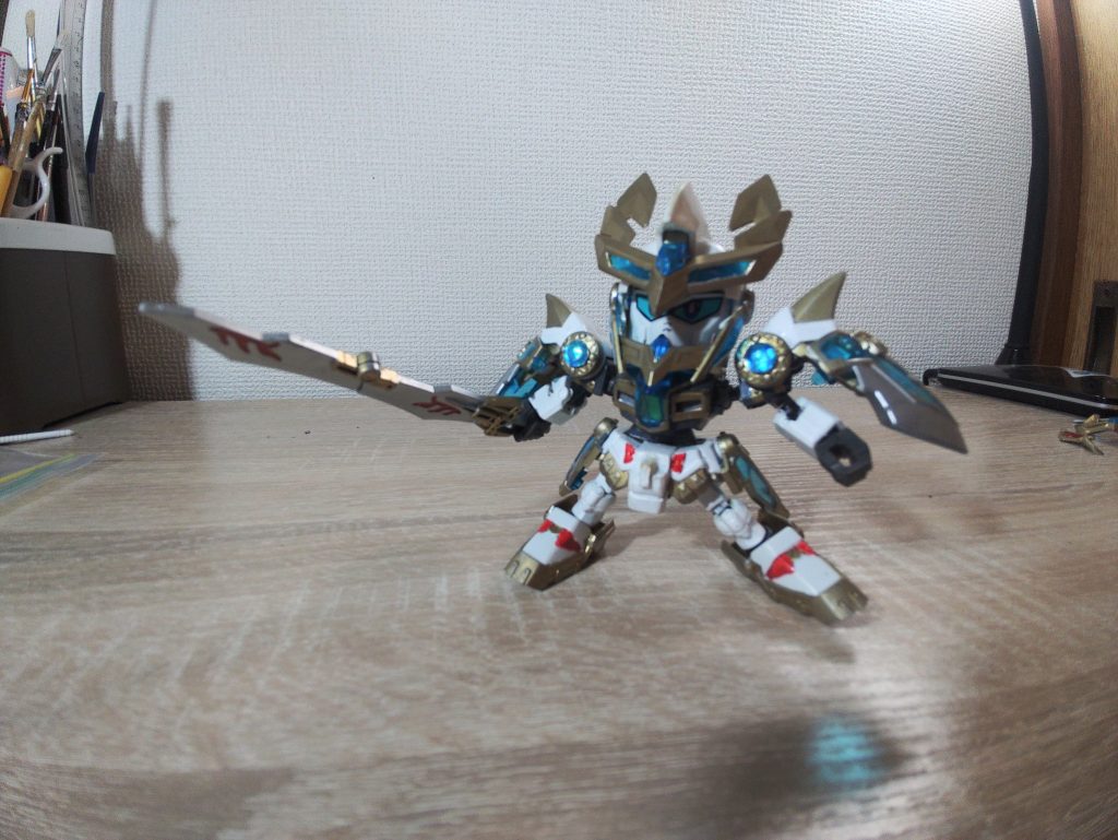 初期孫権の鎧を装備。兜飾りをくり貫いてクリアパーツを着けた程度です。