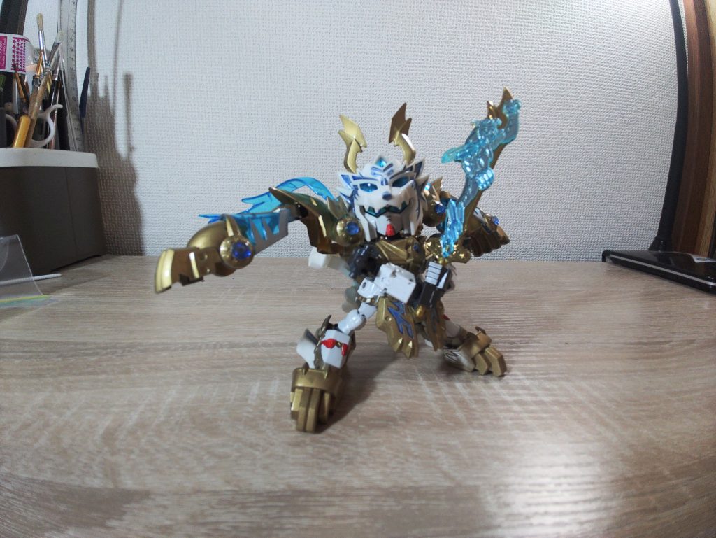 両手持ちじゃい!!肩鎧を背中に移動。ついでに可動部分を増やしたので両手持ちは劉備よりスムーズになりました。