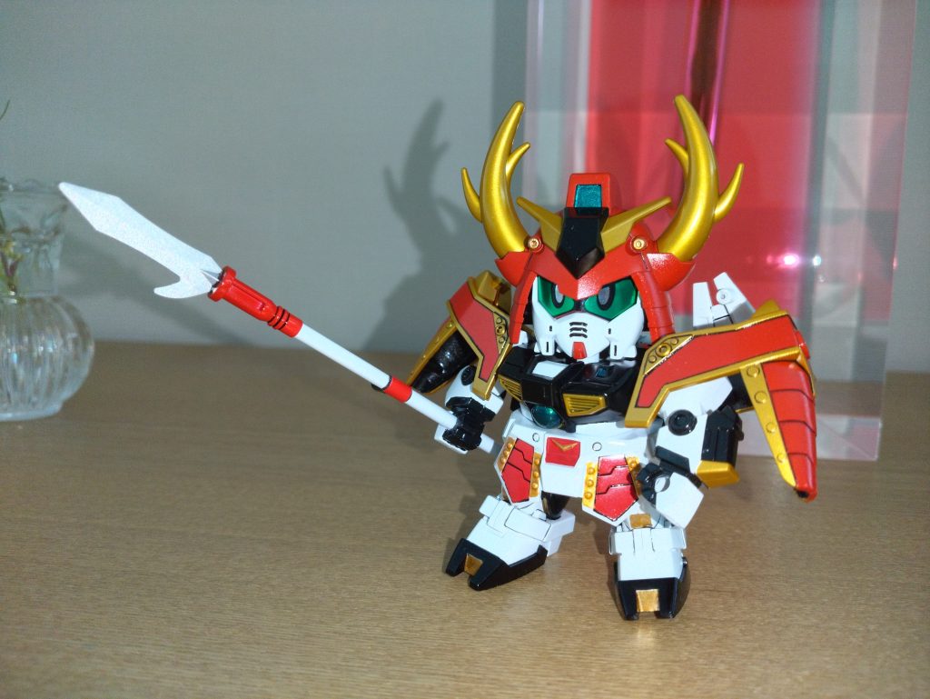 ゴールドはガイアカラーのヴィクトリーゴールドです(zaku-kao5)ただ、足と腰回りはアクリジョンのゴールドです。