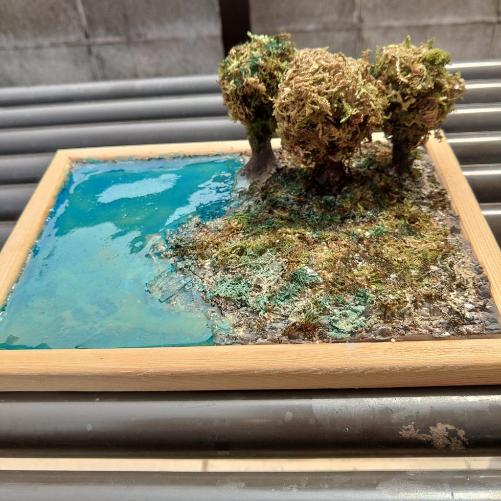 地面や木にウェザリングカラー等で着色。水面をUVレジンのクリアとブルーを混ぜたもので作りました。