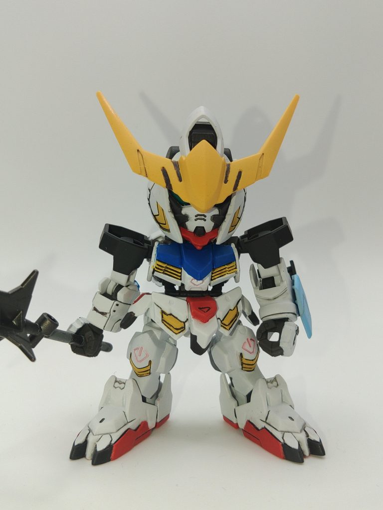 正面から。結構塗料のはみ出しがあります。ナイフで削っていますがまだまだ。ピンク部分はホログラムピンクのガンダムマーカーで塗装。