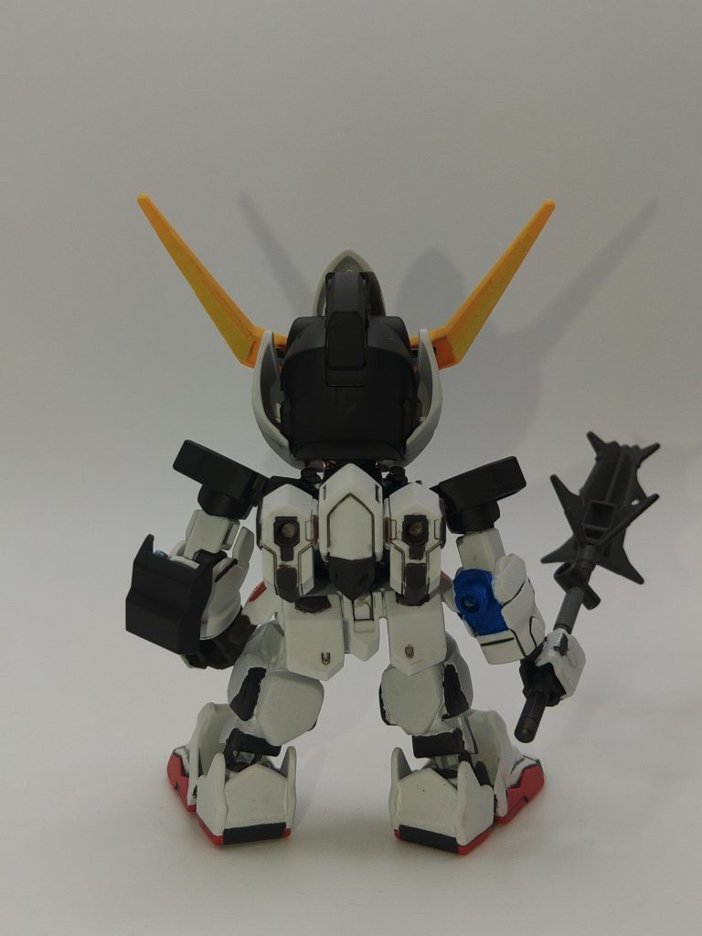 背面。足裏はパテでディテールアップしてます。ホームベースみたいなアーマーです。左右均等化するのが難しい。