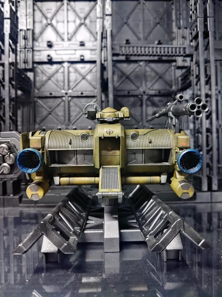 コレがどんな金属で出来てるか知らないが、いつものガンメタサフで下地を作り(金属素材のつもり)~オキサイドレッドでサビ止め下地塗装(宇宙空間では酸化しないから錆びないらしい…)~で、機体色を吹き付け…