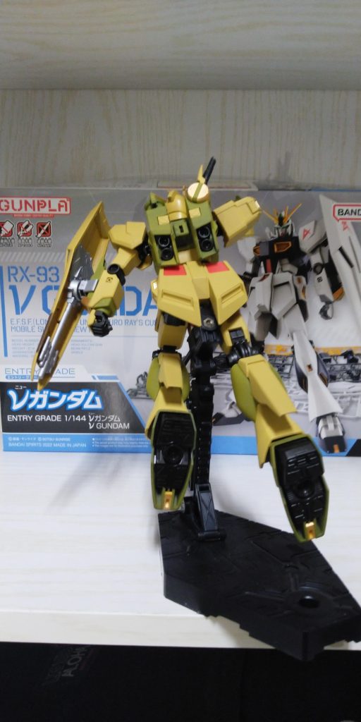 フレーム他いかにもメカっぽい所はガンメタでベタ塗り、盾裏は気まぐれでシルバーを塗ってあります優柔不断が滲み出てますね