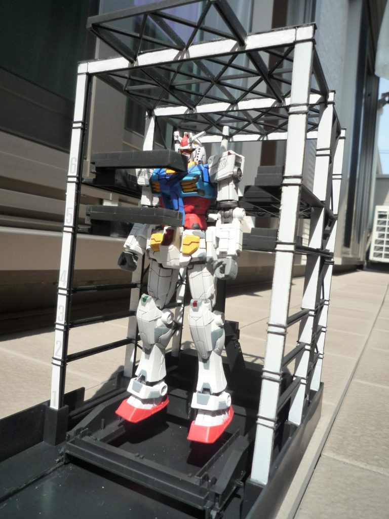 DOCK格納状態メカっぽさを出せればと思い関節はメタリック系で塗装しました