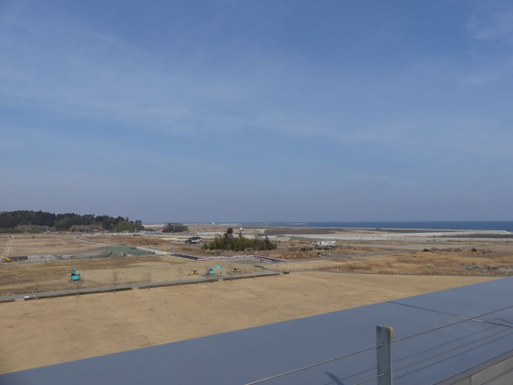 202X年夏、福島。シャクジイさんに会うため、マサミチは「寄り道」をしていました。どうしても、ここで覚悟を決める必要があったからです。「(・・・まさか、エバーランドよりも凄い物に、巻き込まれちまうなんてさ・・・)」そこには、未だに復興の気配はありません。いくつか残る遺構と、わずかに元に戻った道路。そして今も頑張っている人々が、その被害を物語ります。「(キヨセさん。お前が今の状況見たら・・・どう思う・・・?)」実はもう一人、マサミチは知っていたのです。2011年。かつてのマサミチ達の仲間は、おそらくエバーブックごと、ここで・・・(次回を待て!次回もEX回予定)