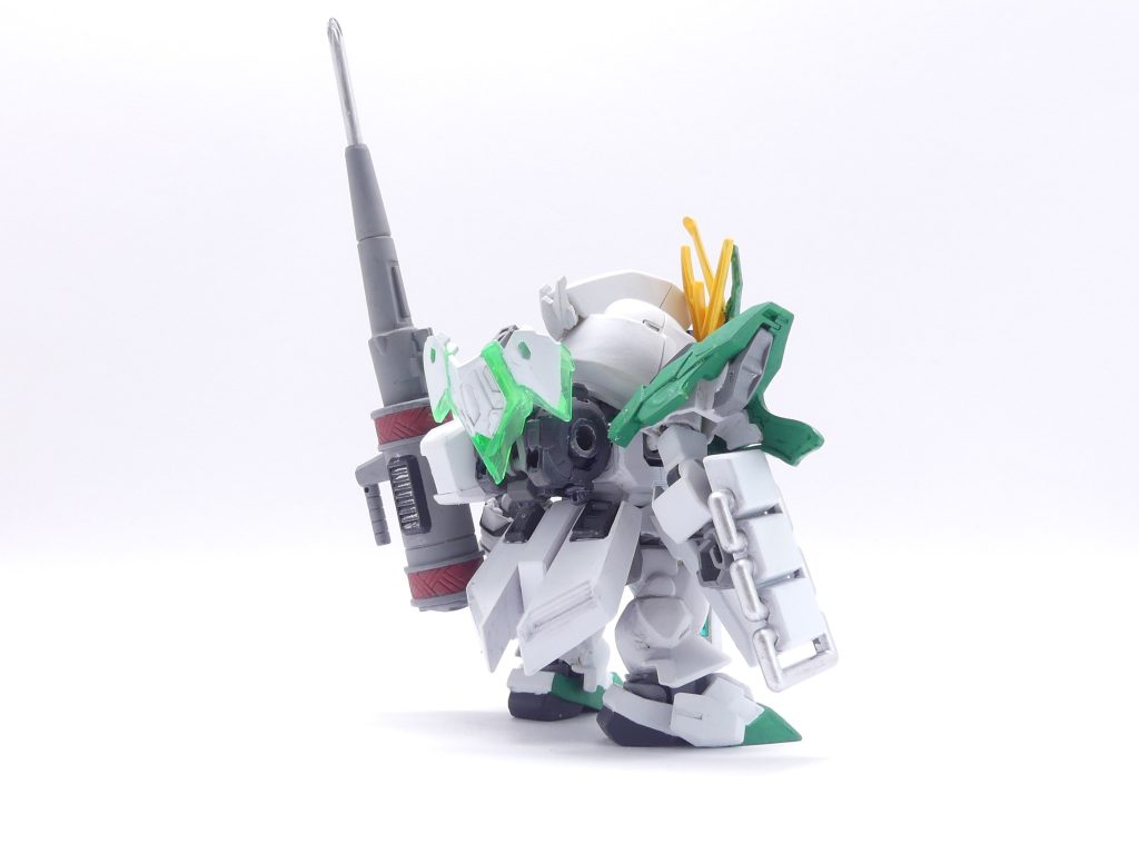 後ろから。今回も素のνガンダムにνジオンガンダムの余りパーツなどのアーマーとKPリアクターその他を組み付ける方式。右肩は窮奇ストフリから。左肩を使った【マイナス】と合わせます。最大の武器である大型プラスドライバーは背中に背負わせてロングフィン・ファンネル装備的な感じに。