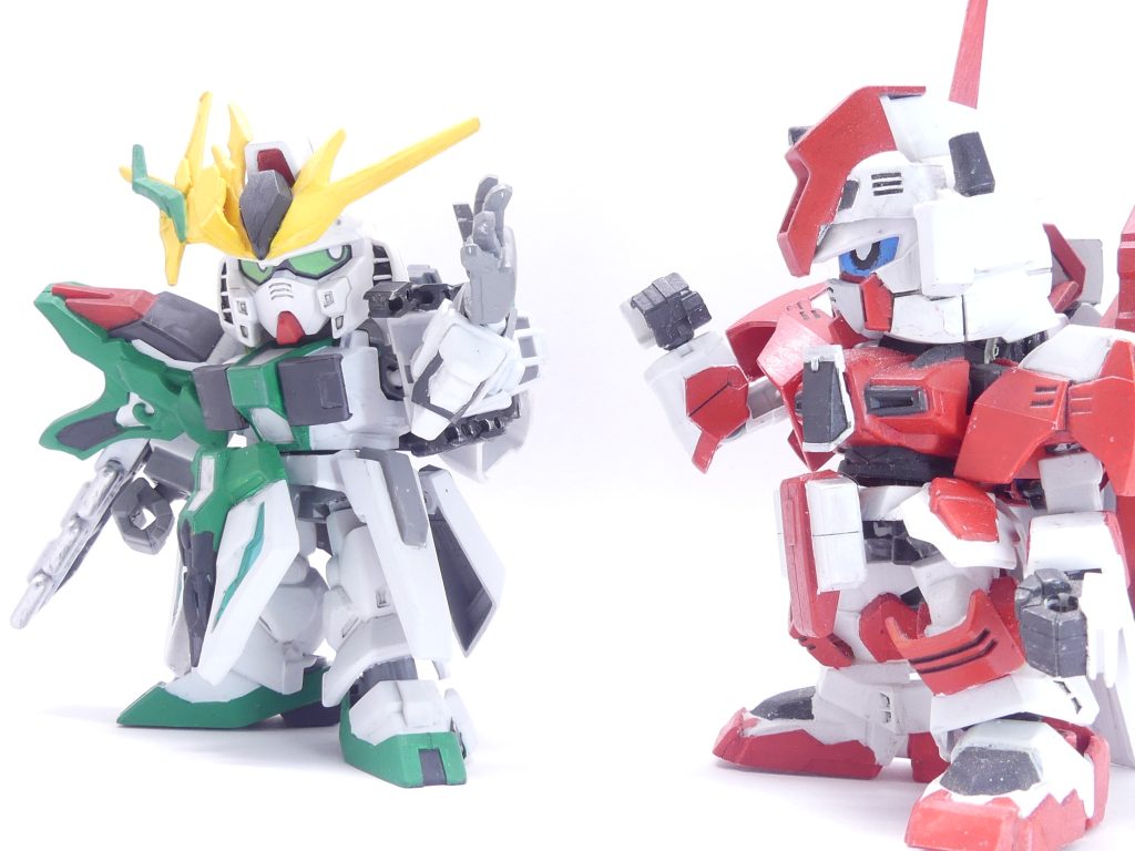 ・・・一方その頃、エバーランド・ムシャリージョン。一人のガンダムが、その情報をキャッチしました。ガンドライバー【プラス】。エバーランド自警団・「ガンプラフォース」のリーダーです。彼はかつて、シャクジイさんの二代目大将軍の力と知力に憧れて・・・自らを鍛え直して今の姿を得たのでした。現在はムシャリージョンで建築の仕事をしつつ、襲いかかる「ミスク」からSDガンダム達を守っています。「(・・・ガンニッパーからの報告・・・シイナ・アマミチは本物のエバーブック持ちだった、かァ・・・)」彼の背中のアンテナは、他の6人の「ガンプラフォース」からの情報を適宜受け取ります。「エバーブック」の所持者が、今また集まっている。ただならぬ気配を感じます。まだその総数が揃っていないことが気がかりで・・・それ以外にもいくつか、いやいっぱいの「ガンプラ」がいるほうが問題なのですが・・・「(・・・とにかく、こんな戦は早く終わらせるに限るんだがなァ・・・)」その「いっぱいのガンプラ」とは、一体何なのでしょうか。日々考察はしていますが答えは出ません。彼らはあくまで「エバーランド」を守ることを念頭に置いており、他ガンプラとのガンプラバトルは専門外だったからです・・・