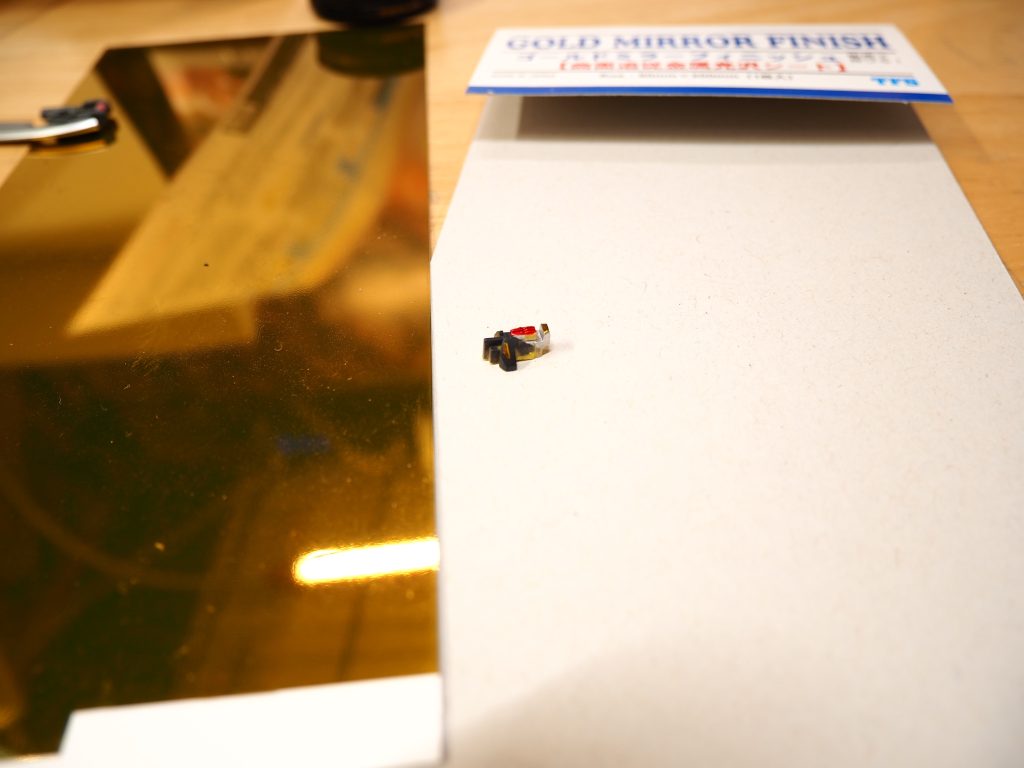 頭部ツインアイはゴールドのフィニッシュシートを切り貼り。今までで一番いい精度を出せた気がする