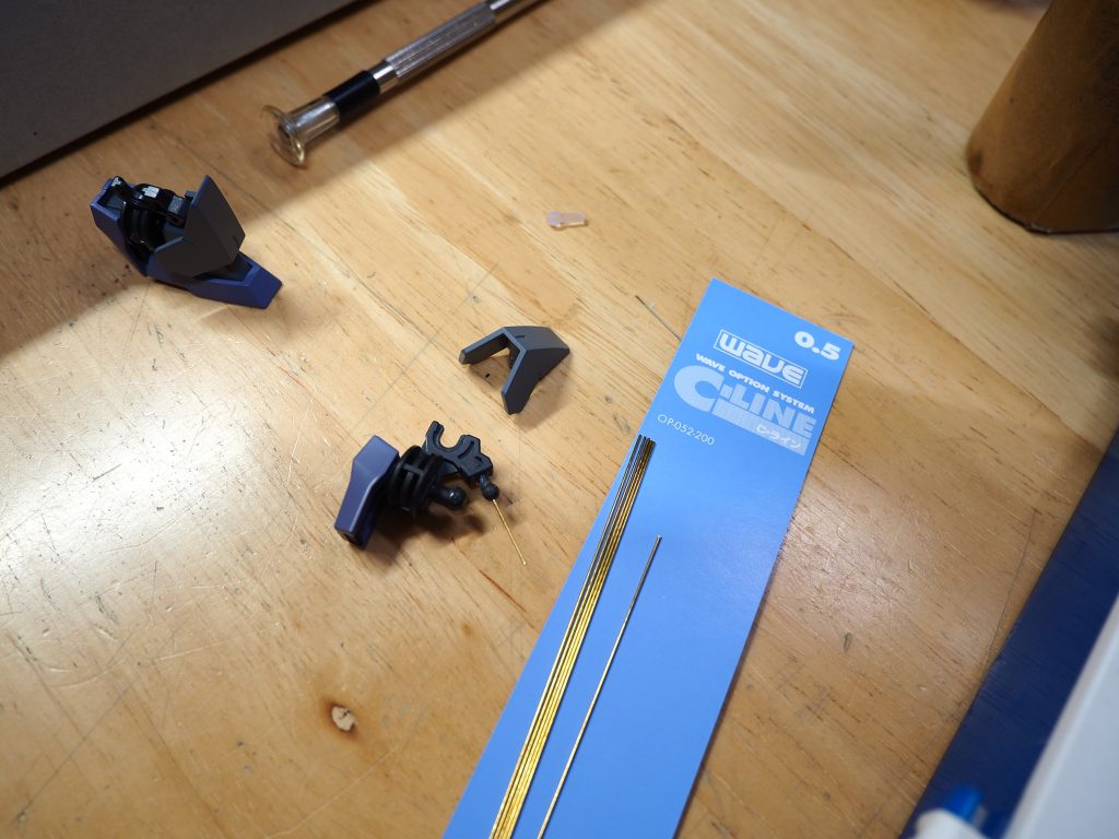 実は足首正面のアーマー軸を折ってしまっている。中に真鍮線通して接着、軸復活!