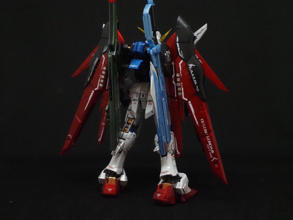 左右側面、後·····このキットかっこいい!!ちなみにデカール保護と一部ガンダムマーカーのメッキシルバー保護の為今回はガラスコーティングなるものに挑戦してみました。案外楽に出来るのだけど、付属のマイクロファイバークロスで塗れとか無理だし、綿棒で塗って、キムワイプで拭き上げ。クロスだといろんなとこに引っかかりまくって····そのせいか、思ったよりツヤが出ない。しかし触った感じでは明らかにツルツルになのでコーティングはできてるのだろうと判断しました。何回か再コーティングしたらもっと光沢出るのかな?気が向いたらやってみよう。